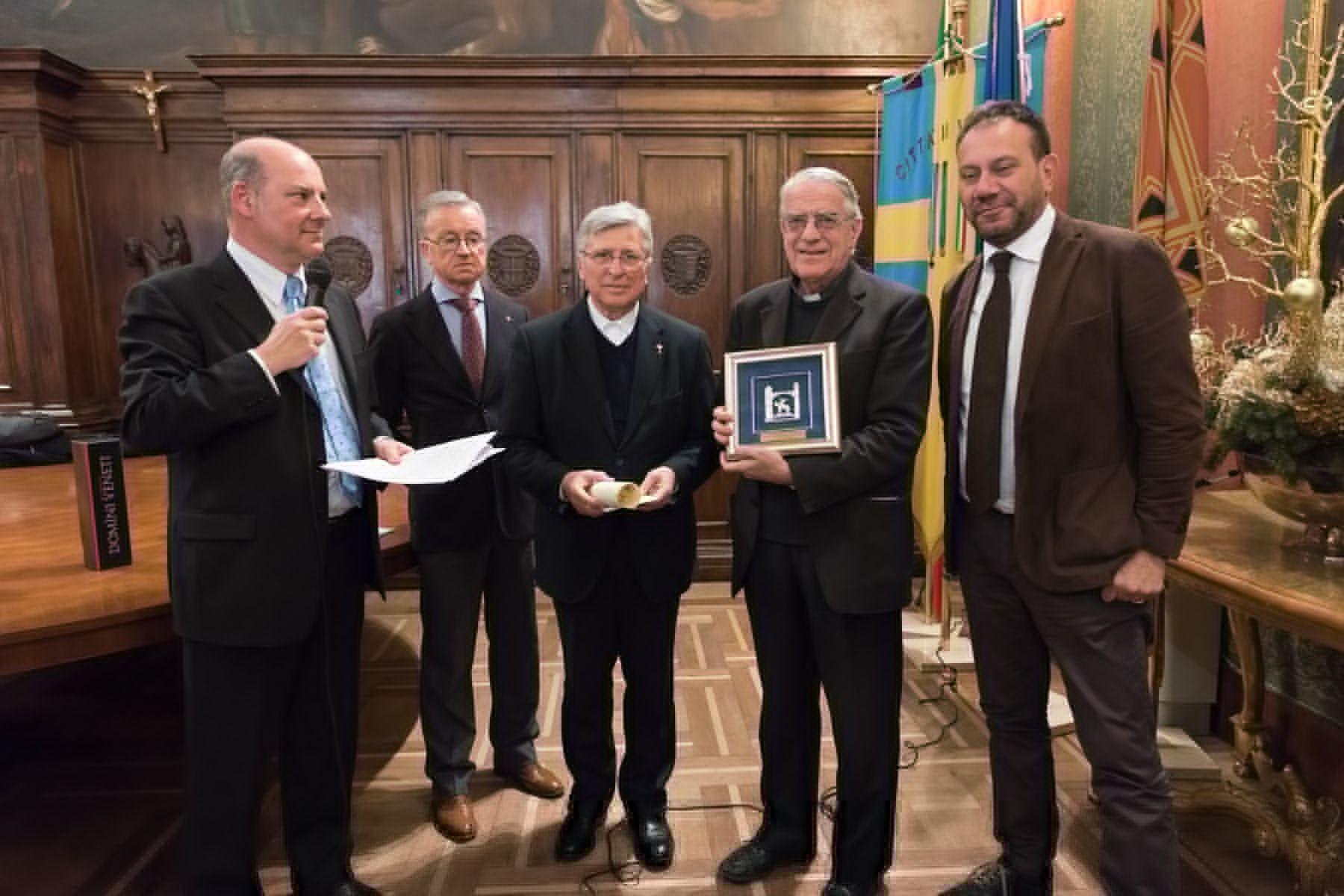 Un gruppo di uomini è in piedi uno accanto all'altro in una stanza.