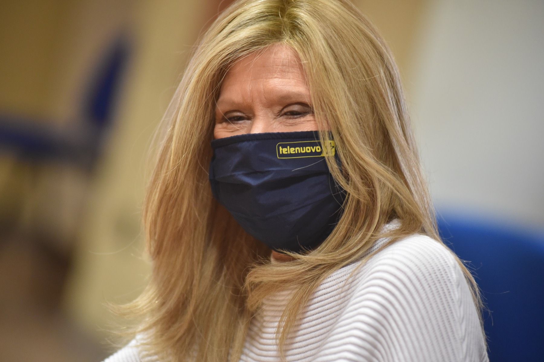 Un primo piano di una donna che indossa una maschera.