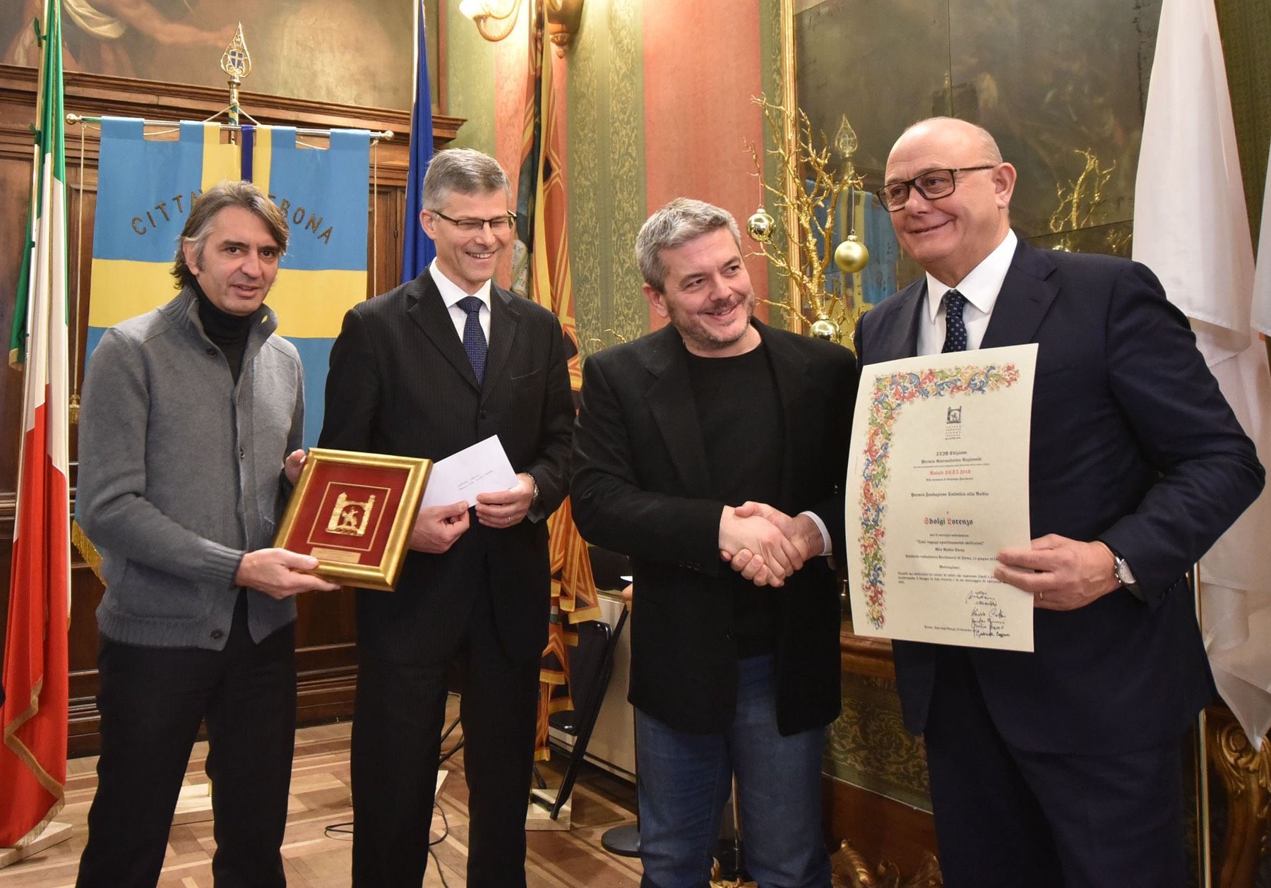Un gruppo di uomini si stringe la mano e tiene in mano un certificato.