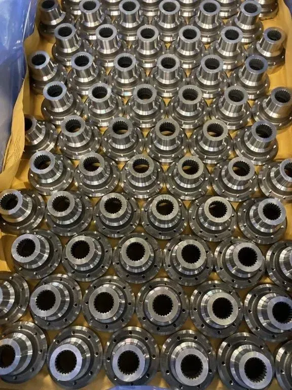 File di cuscinetti metallici lucidi disposti fittamente in una cassa, visti dall'alto.