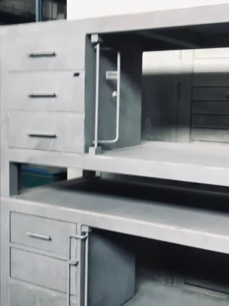 Mobile da cucina industriale grigio con cassetti in metallo integrati e ripiani a giorno.