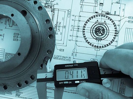Calibro per la misurazione di un componente metallico su disegni tecnici, con display digitale.