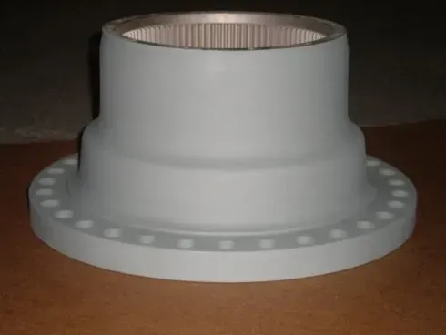 Componente cilindrico in plastica bianca con base flangiata e fori equidistanti lungo il bordo.