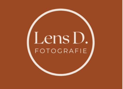 Logo voor "Lens D. Fotografie". Witte tekst in een witte cirkel op een bruine achtergrond.