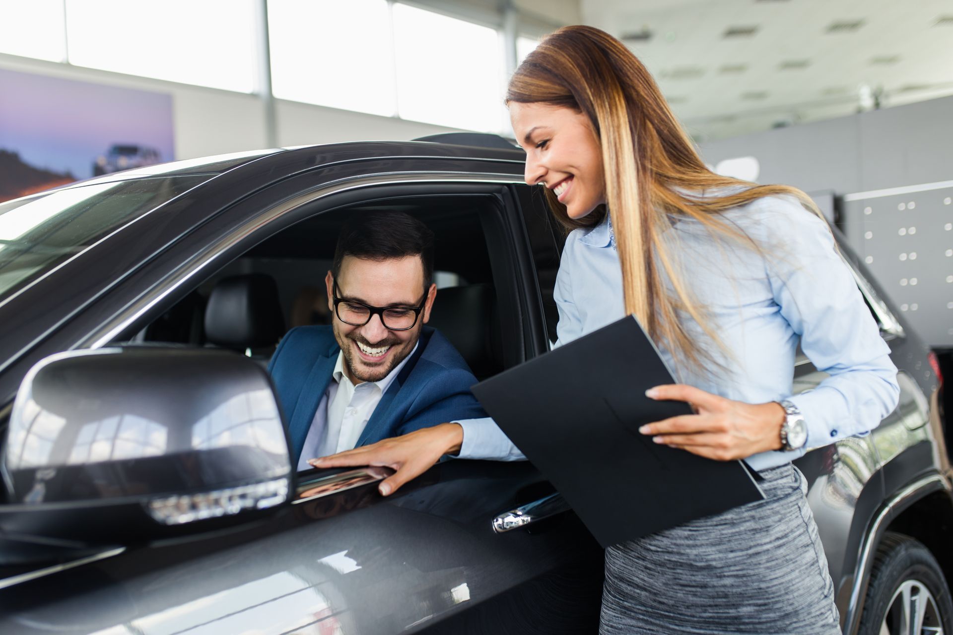 Agent assisting driver with auto insurance options on a Middletown, DE road Agent assisting driver with auto insurance options on a Middletown, DE road
