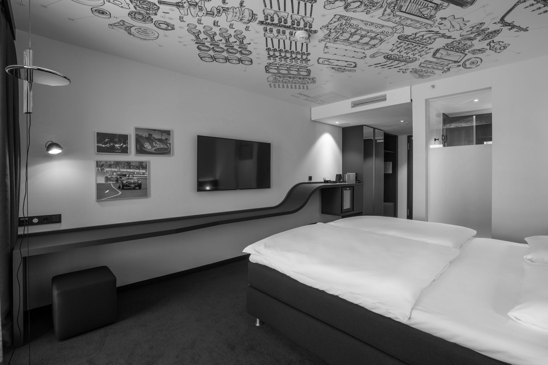 Modernes Hotelzimmer mit zwei Einzelbetten, Wandfernseher, Schreibtisch und dekorativer Deckengestaltung