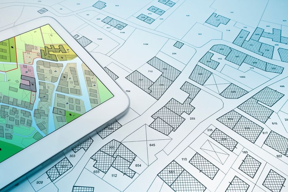 Une tablette est posée sur une carte d'une ville.