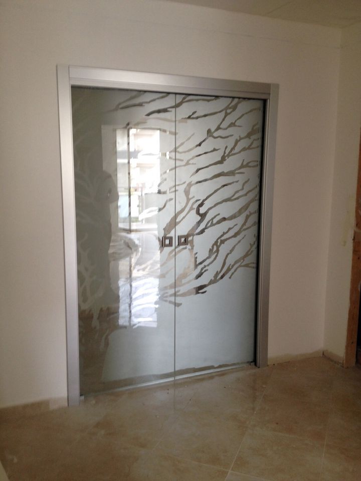 porta a vetri semitrasparente
