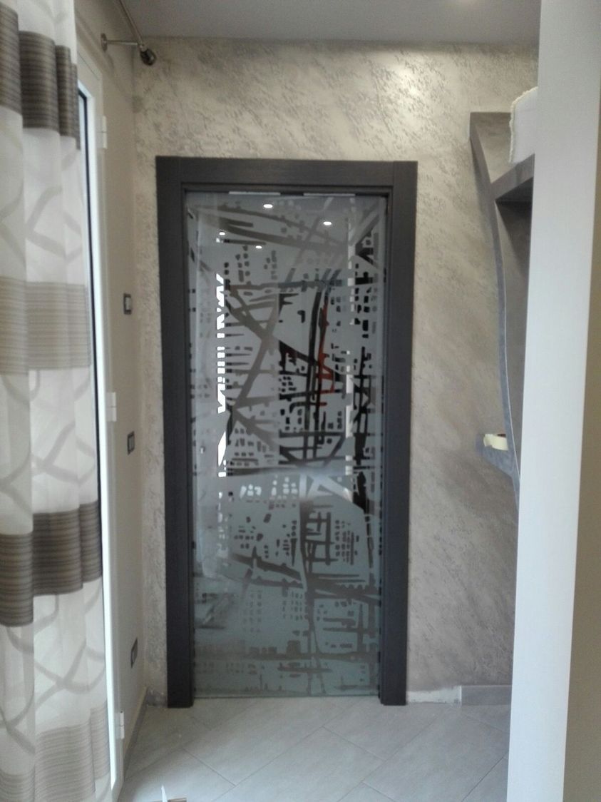 porta a vetri decorata