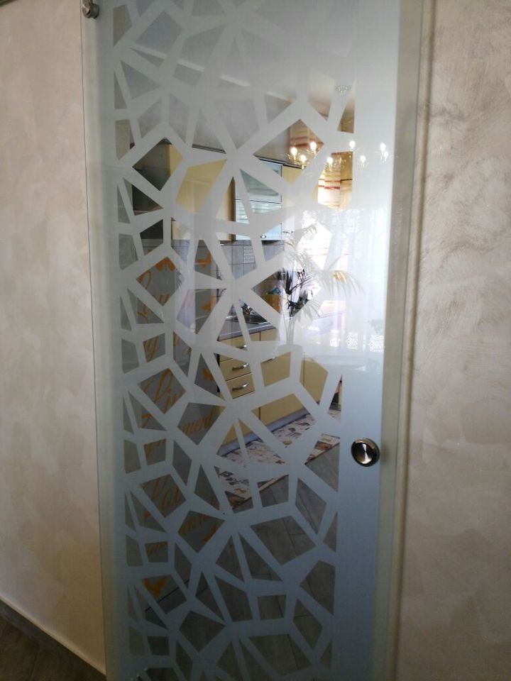 porta a vetri con fantasia geometrica