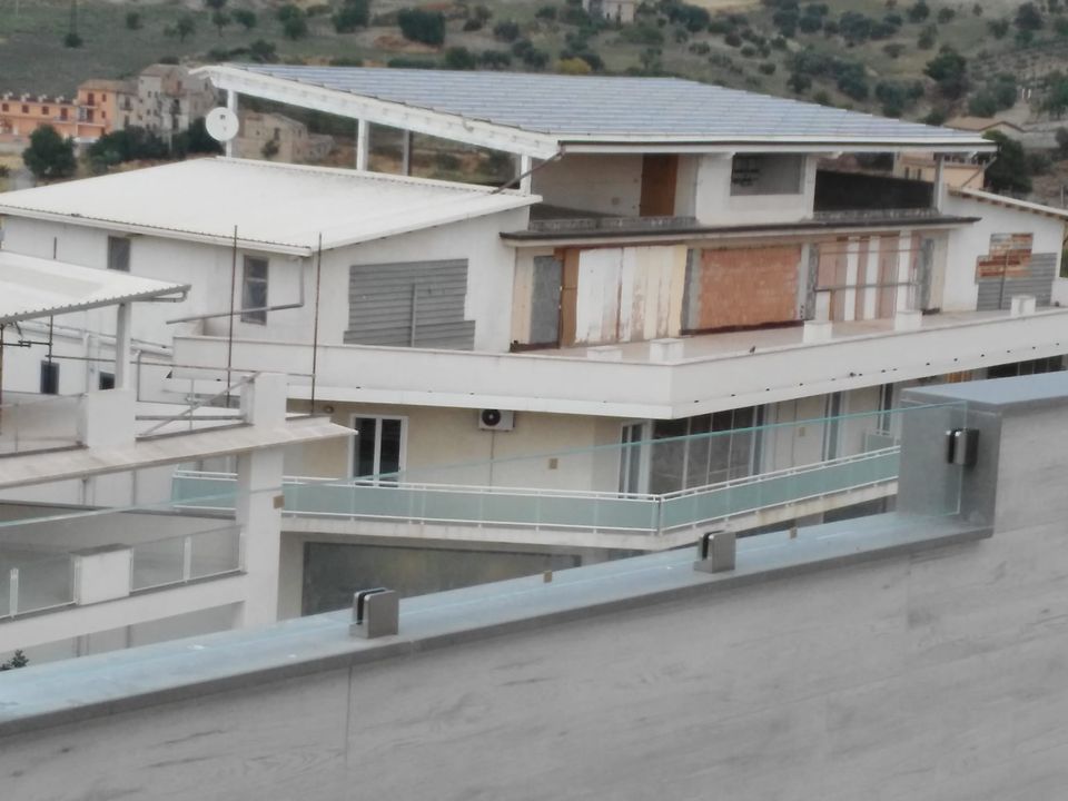 palazzo con parapetto in vetro