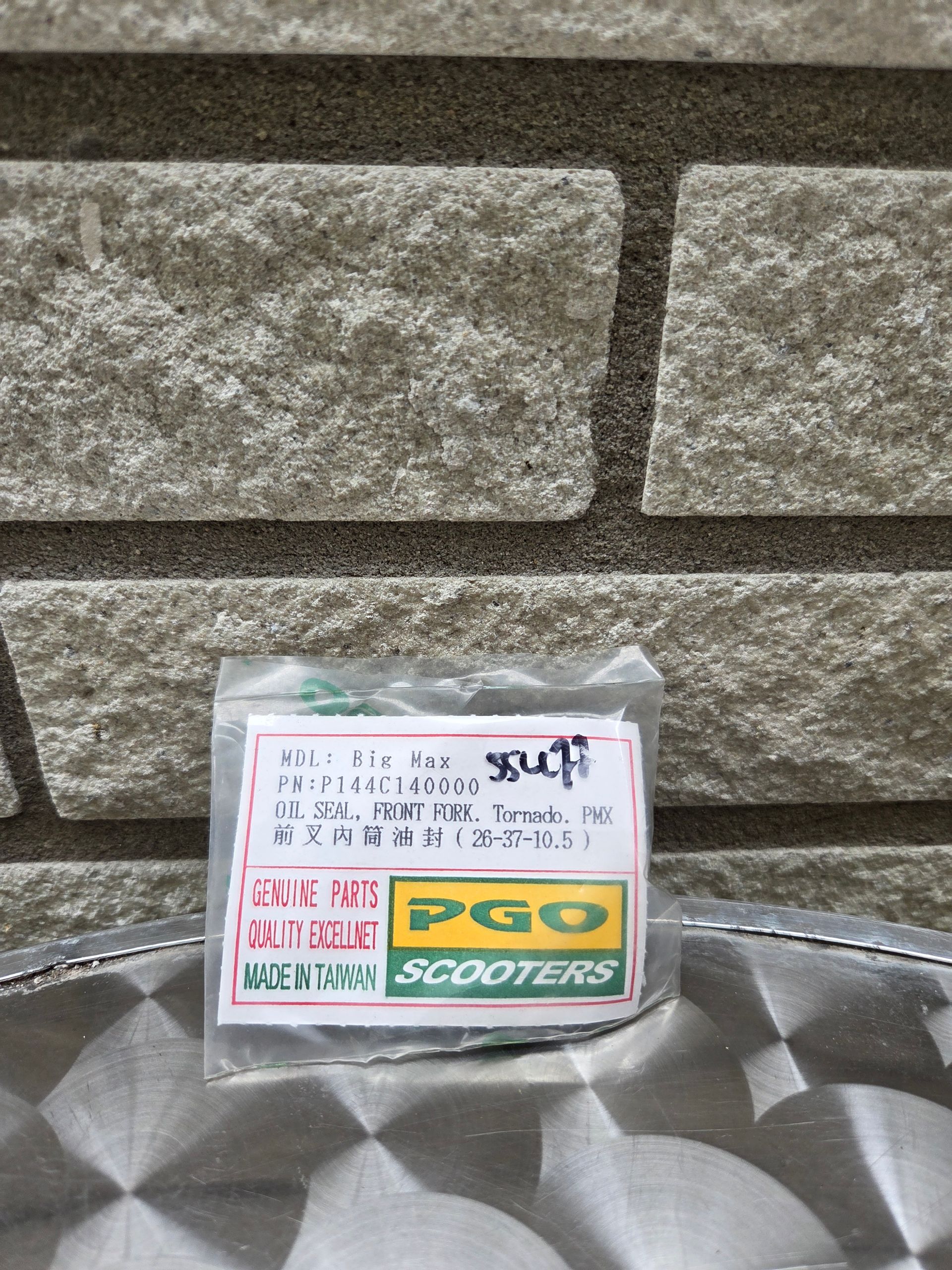 Een klein, doorzichtig plastic zakje met een handgeschreven etiket en het groen-gele 