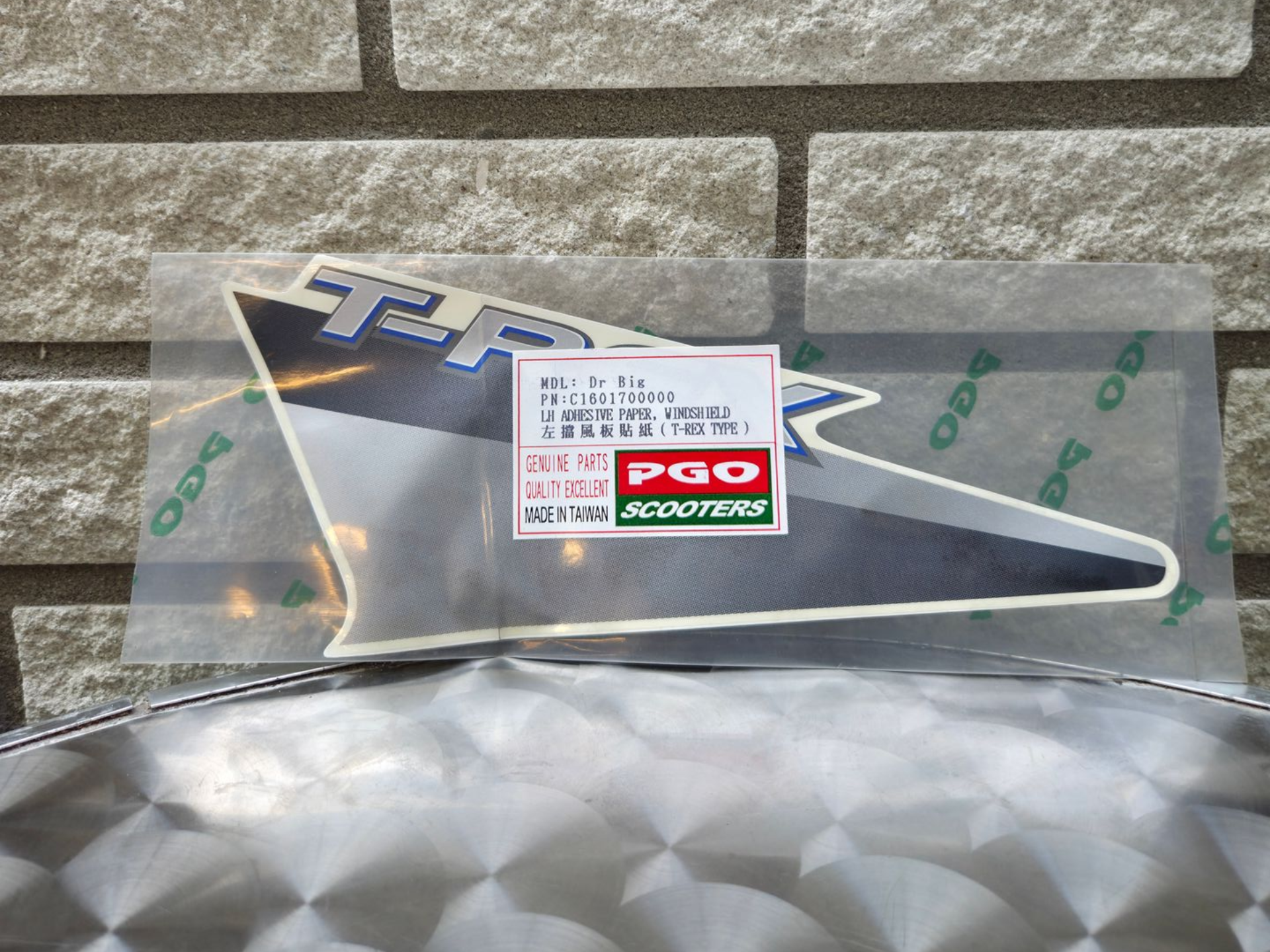 Doorzichtige plastic modelvliegtuigjes staan ​​op een displayondergrond met een rood-wit prijskaartje.