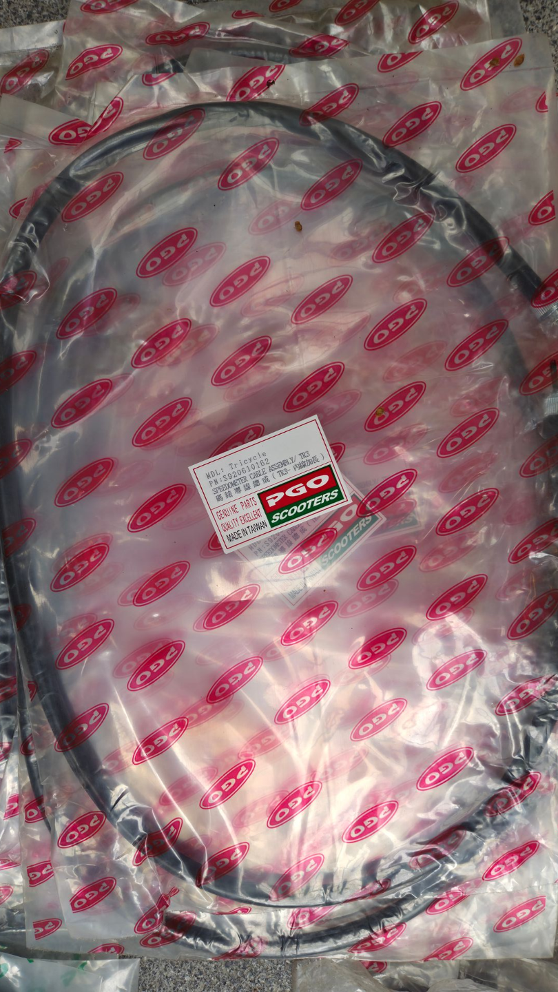 Een ovaal, wit object verpakt in een transparante plastic verpakking met rode logo's en een klein etiket.