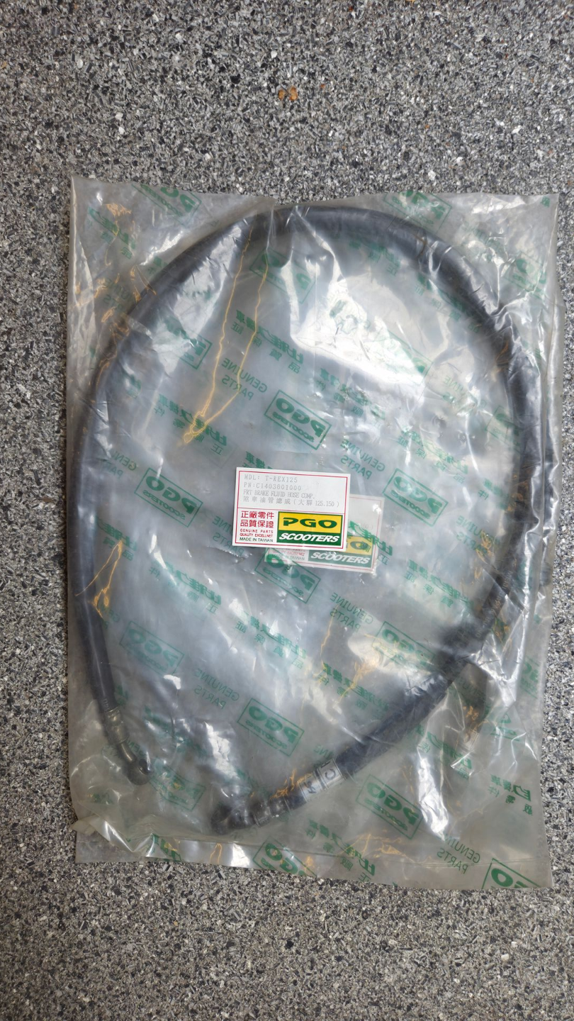 Een opgerolde zwarte kabel, verpakt in een transparante plastic verpakking met een klein etiketje aan de voorkant.