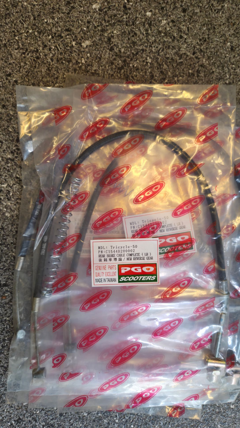 Doorzichtige plastic zak met rood logo op tapijt, met daarin een doos met een elektronisch onderdeel en een etiket.