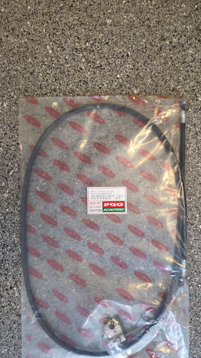 Opgerolde zwarte kabel in een transparante plastic verpakking met een klein rood-wit label.