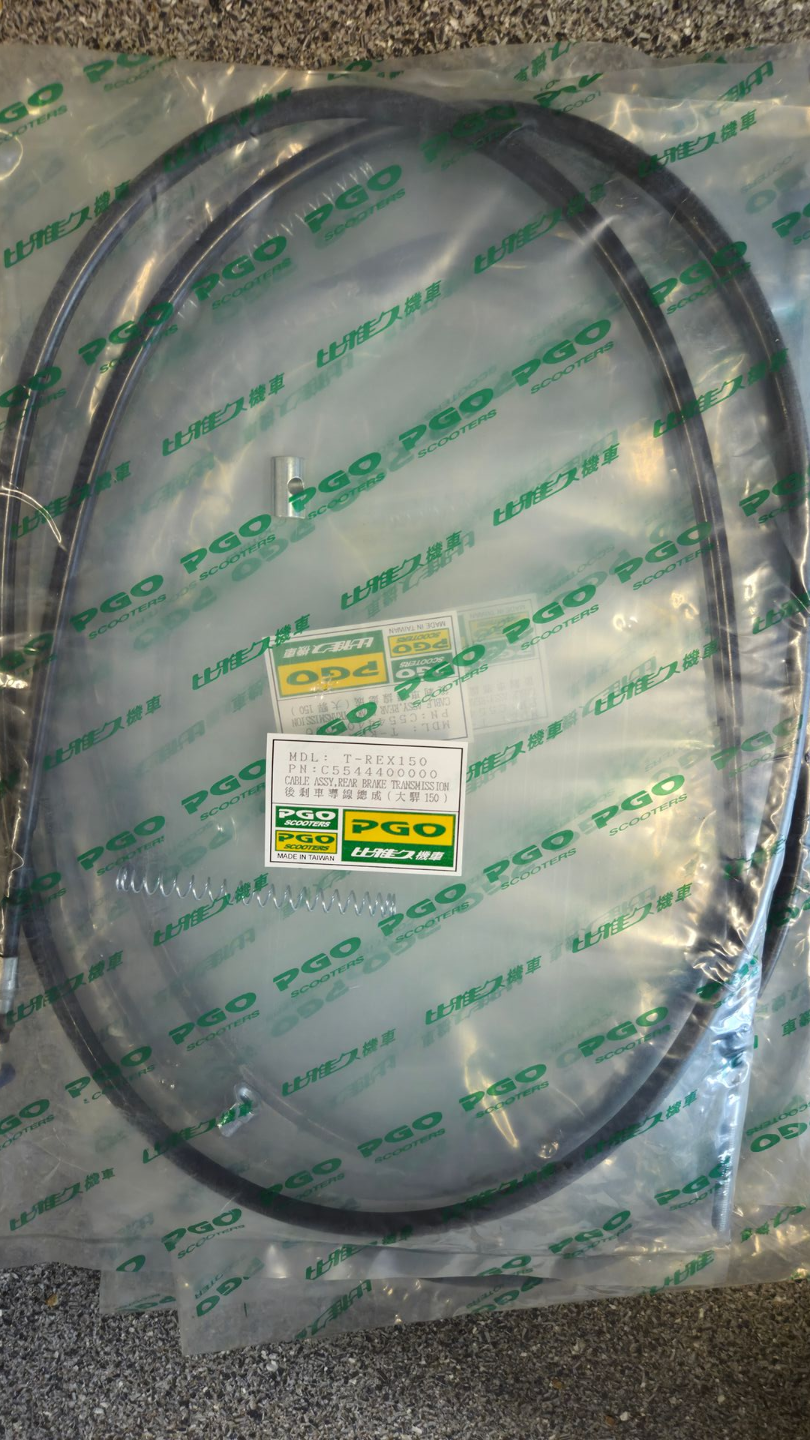 Een opgerolde zwarte slang in een doorzichtige plastic zak met een klein productetiket erop.