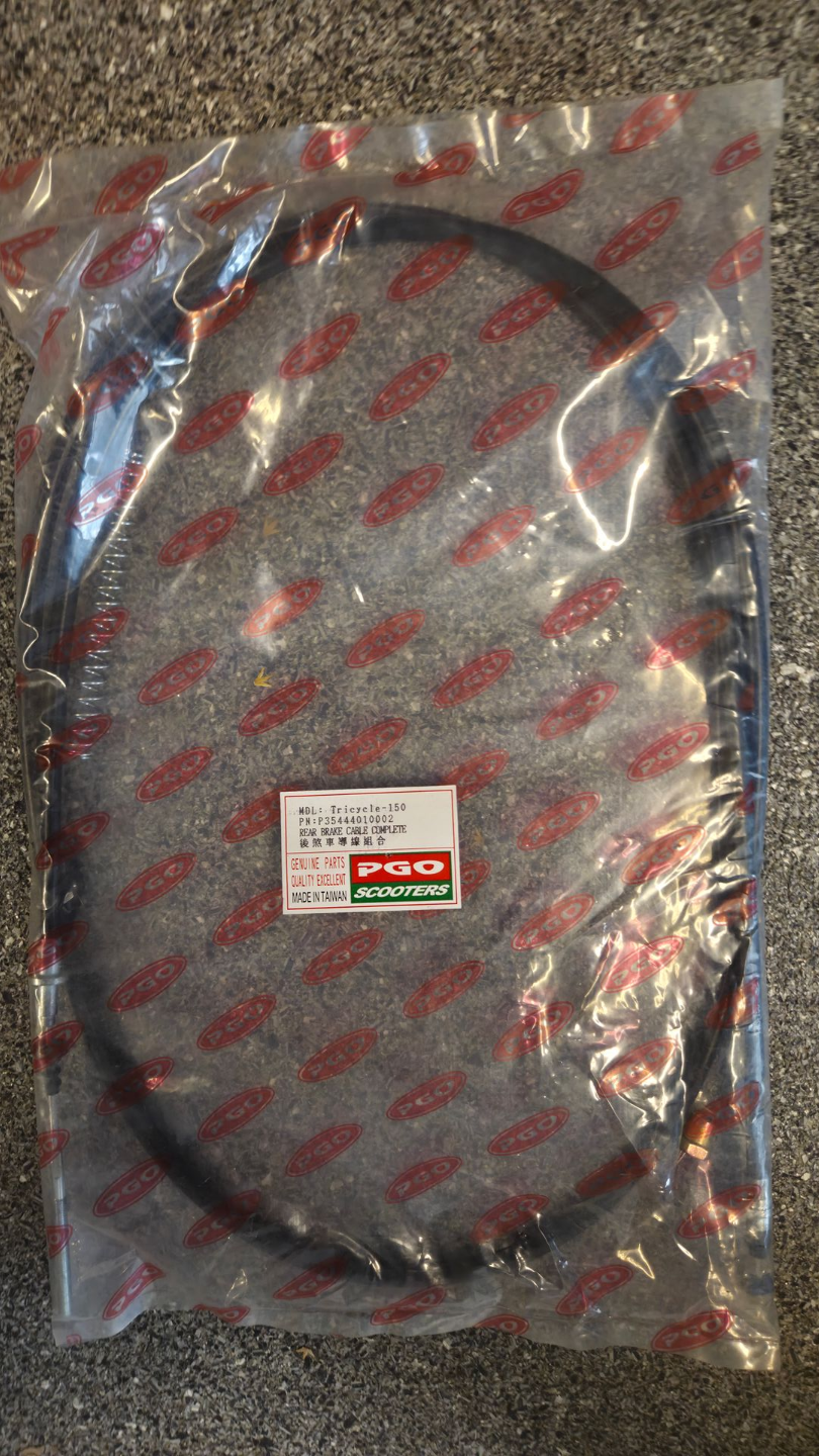 Een opgerolde zwarte kabel in een doorzichtige plastic verpakking met een klein wit-rood label.