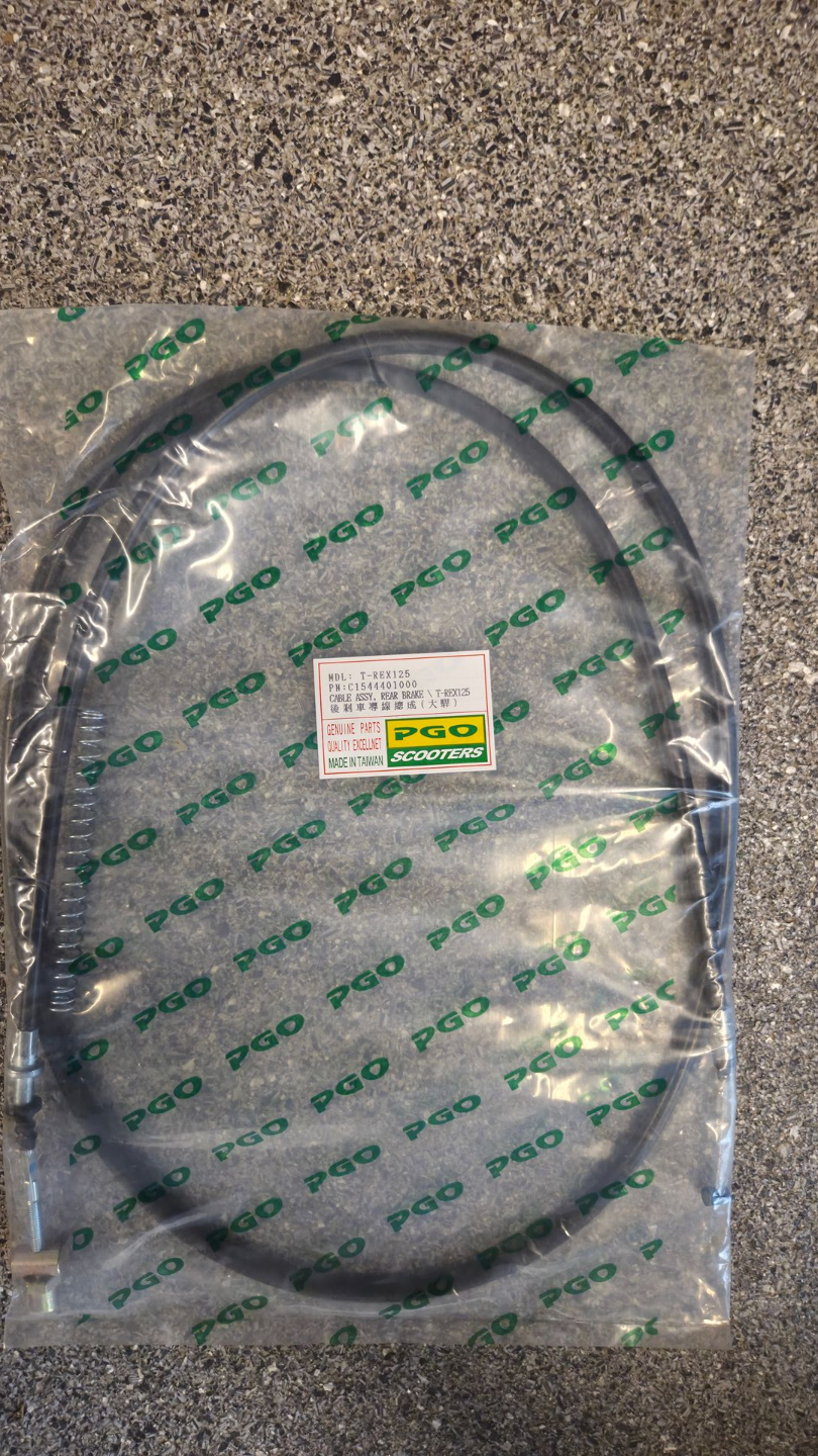 Opgerolde zwarte kabel in een transparante plastic verpakking met groene opdruk op een gestructureerde ondergrond.