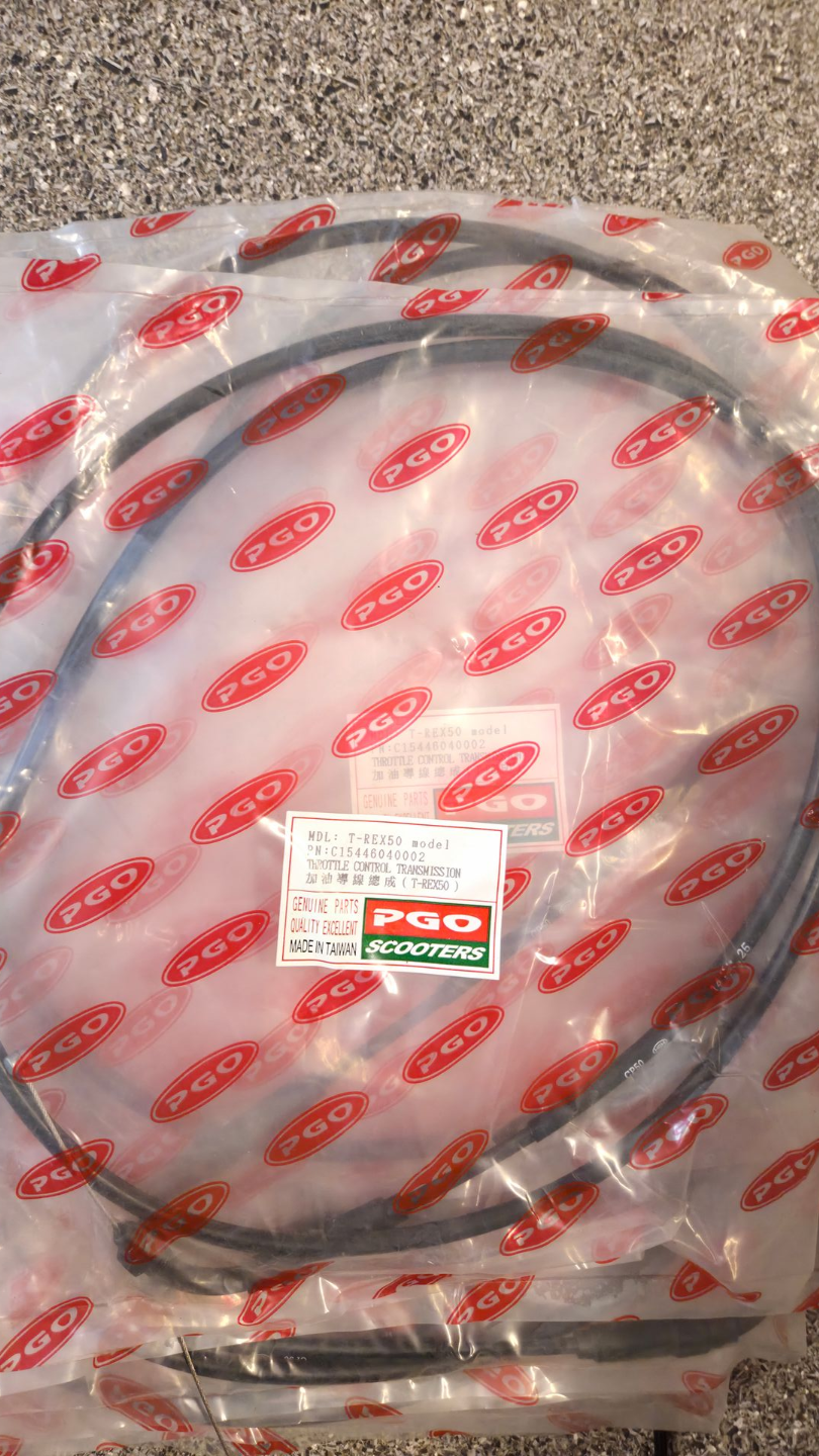 Opgerolde zwarte kabel in een transparante plastic verpakking met een rood-wit bedrukt etiket.
