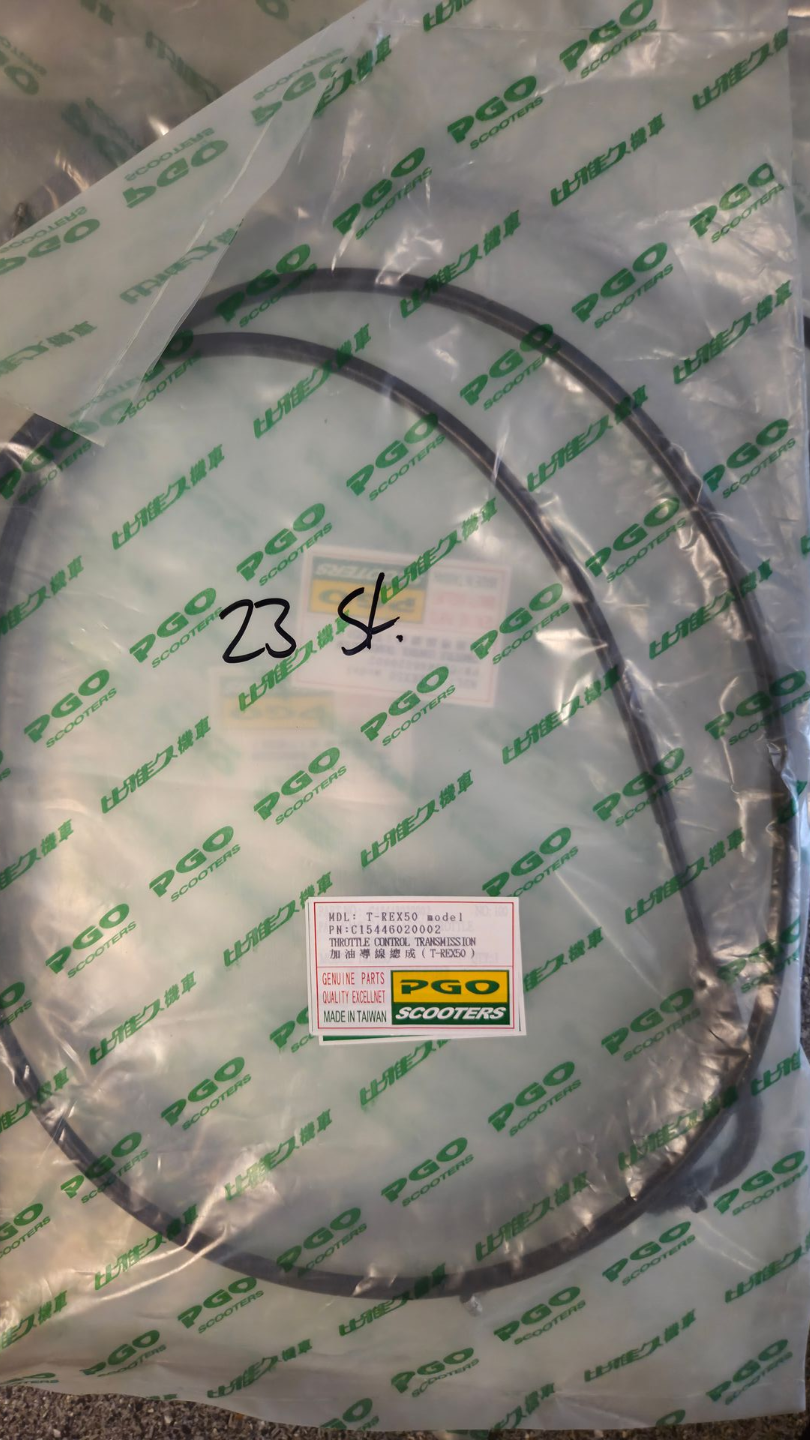 Een doorzichtige, in plastic verpakte autopakking of -riem met groene opdruk en een klein etiket.