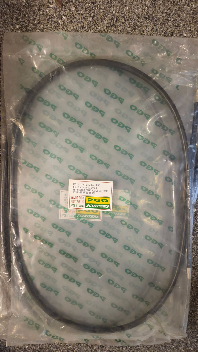 Doorzichtige plastic verpakking met daarin een zwarte rubberen riem of pakking op een gestructureerd oppervlak.