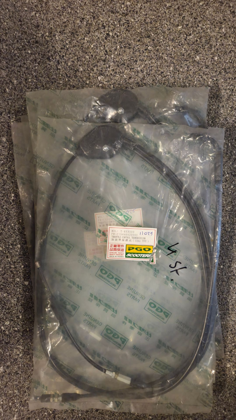 Zwarte kabel/slangen, verpakt in transparant plastic met een klein etiket.