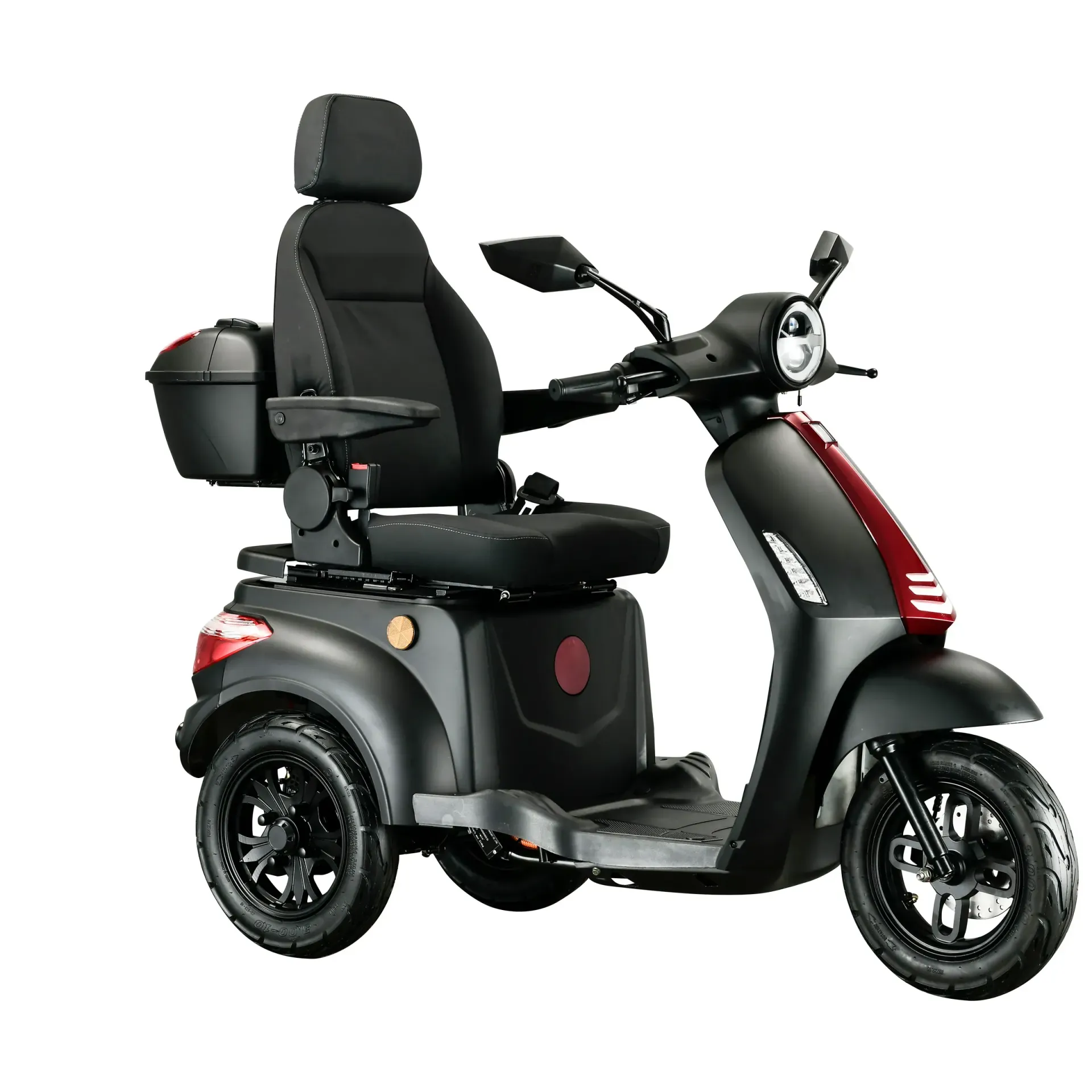 Zwarte driewielige scootmobiel met zitje, spiegels en opbergmand op een witte achtergrond.