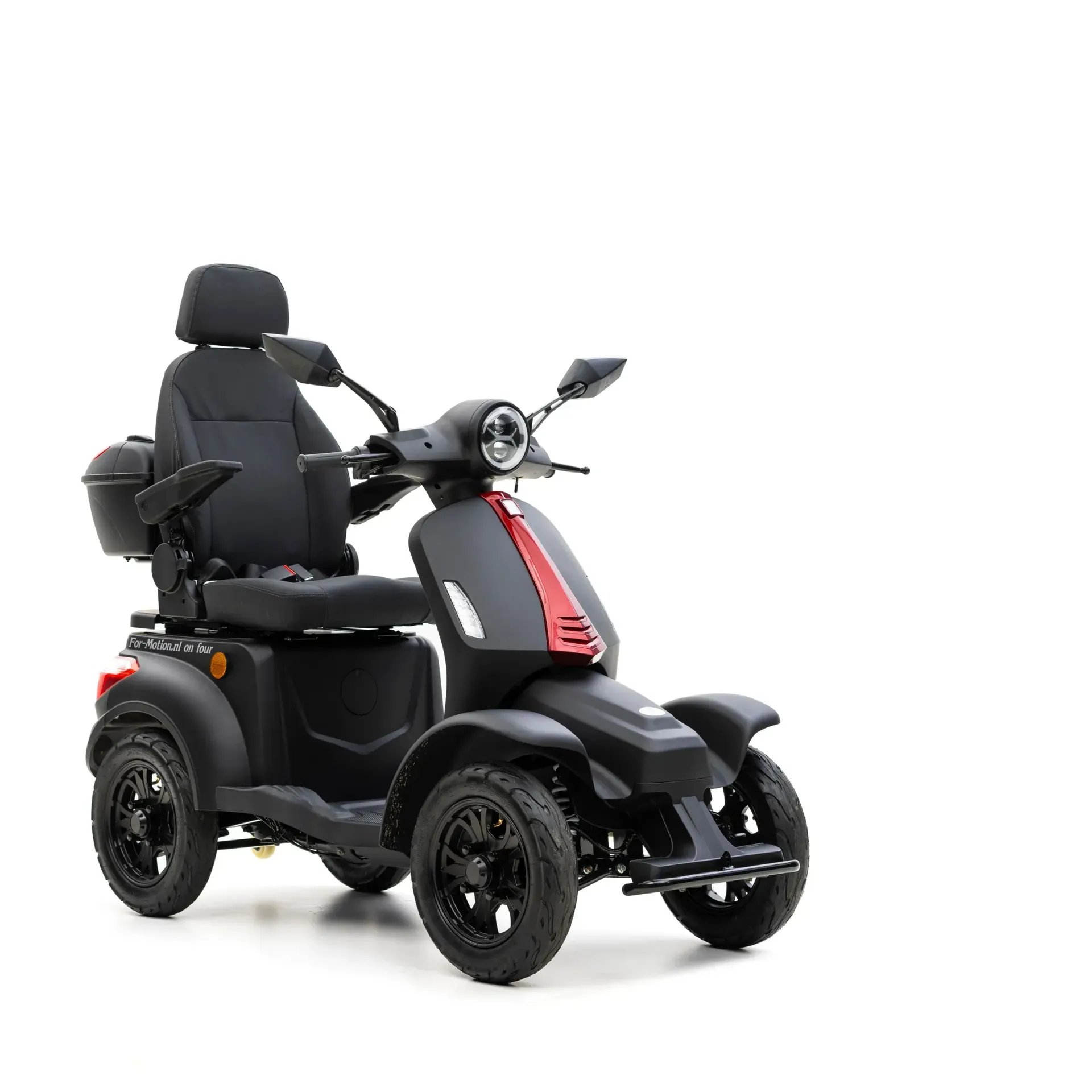 Zwarte driewielige scootmobiel met zitje en stuur op een witte achtergrond.