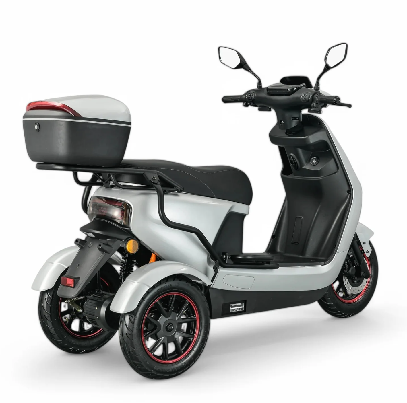 Zilverkleurige driewielige elektrische scooter met zwart zadel, opbergvak en wielen; geïsoleerd op een witte achtergrond.