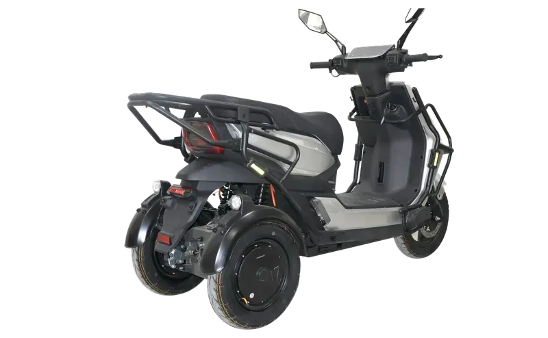 Zilverkleurige driewielige elektrische scooter met zwarte banden en zadel, gezien vanuit een vooraanzicht rechts.