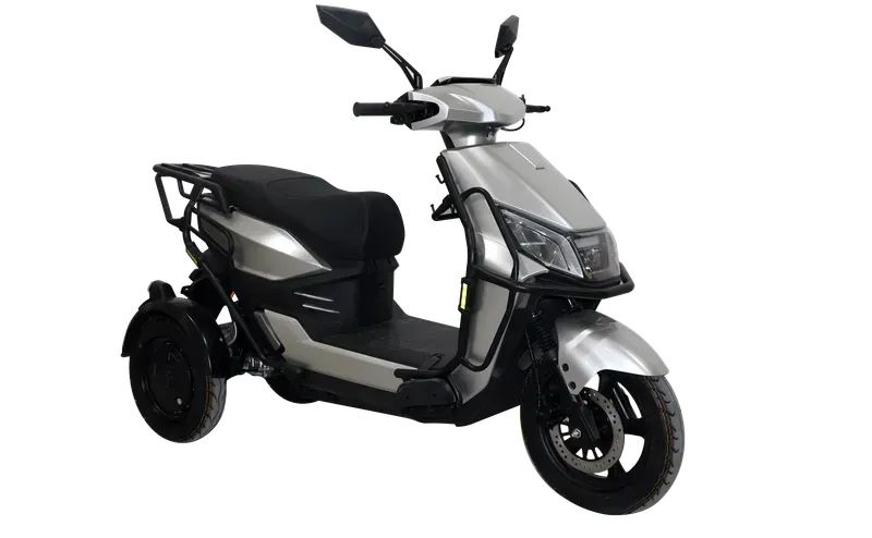 Zilverkleurige driewielige elektrische scooter met zwarte banden en zadel, gezien vanuit een vooraanzicht rechts.