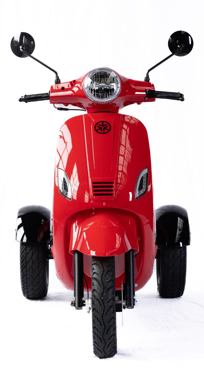 Donkerblauwe driewielige scooter; vooraanzicht.