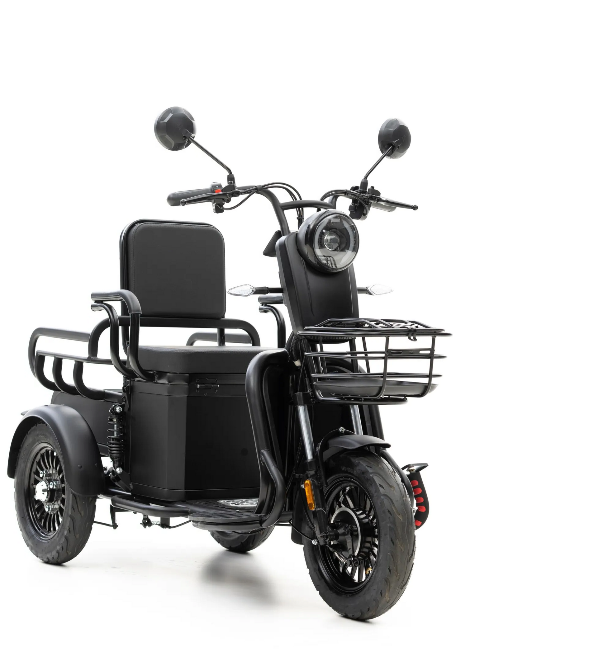 Zwarte driewielige elektrische scooter met bagagemanden en een achterzitje, geïsoleerd op een witte achtergrond.