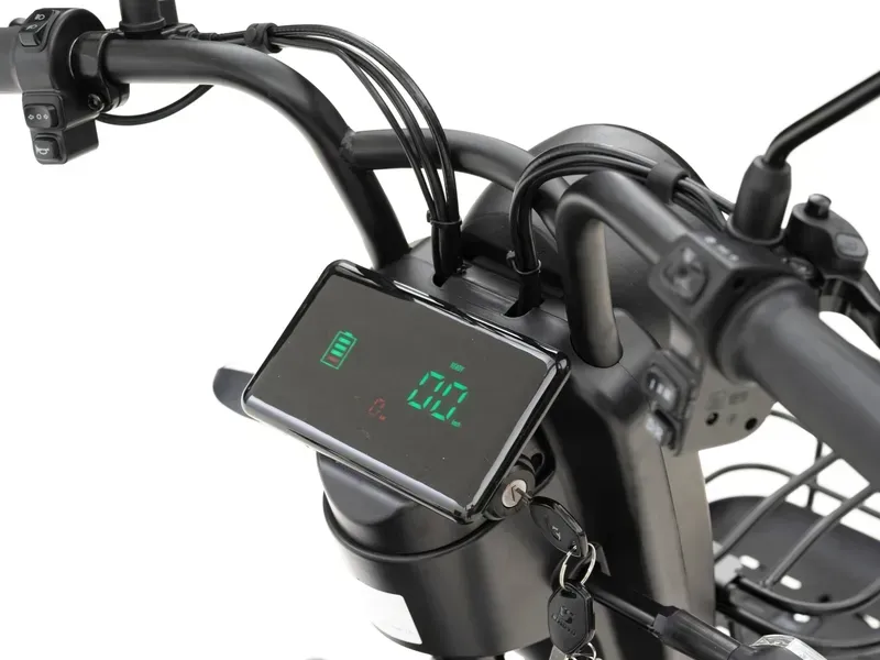 Zwarte driewielige elektrische scooter met bagagemanden en een achterzitje, geïsoleerd op een witte achtergrond.