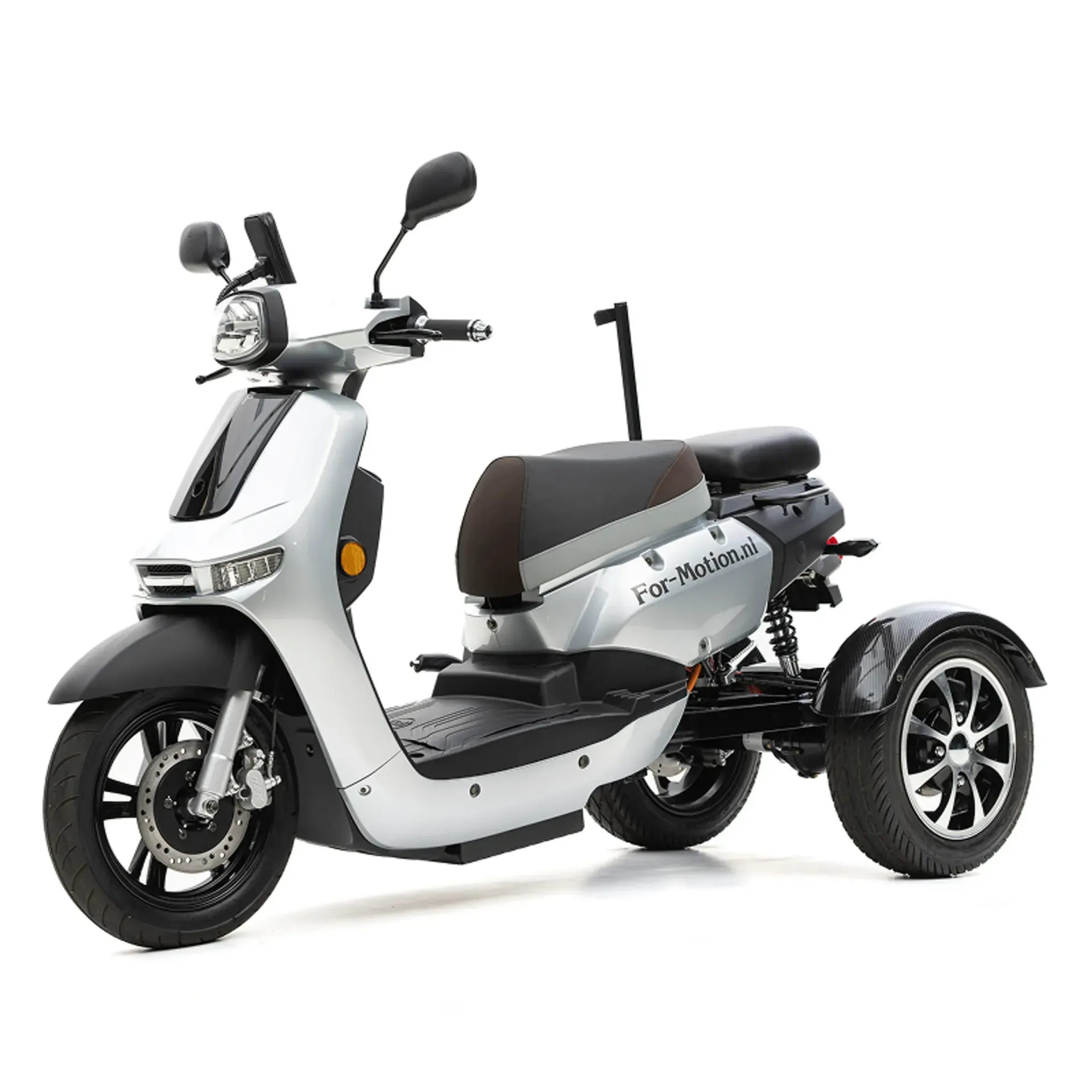 Rode driewielige scooter met zwart zadel en zwarte spiegels op een witte achtergrond.