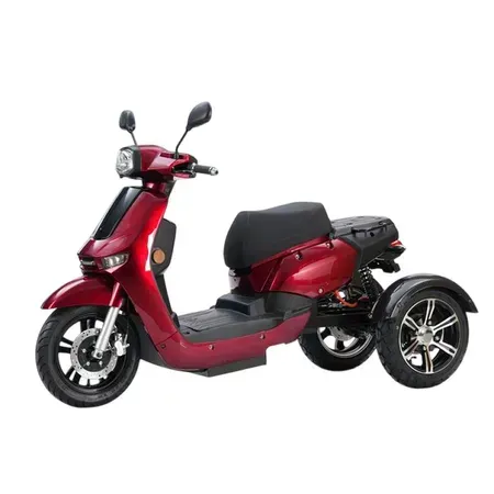 Rode driewielige scooter met zwart zadel en zwarte spiegels op een witte achtergrond.