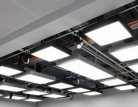 Dettaglio di illuminazione tecnica e cablaggi