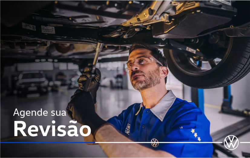 Mechanic inspecting a car’s undercarriage in a workshop, with “Agende sua Revisão” text and Volkswagen logo.
