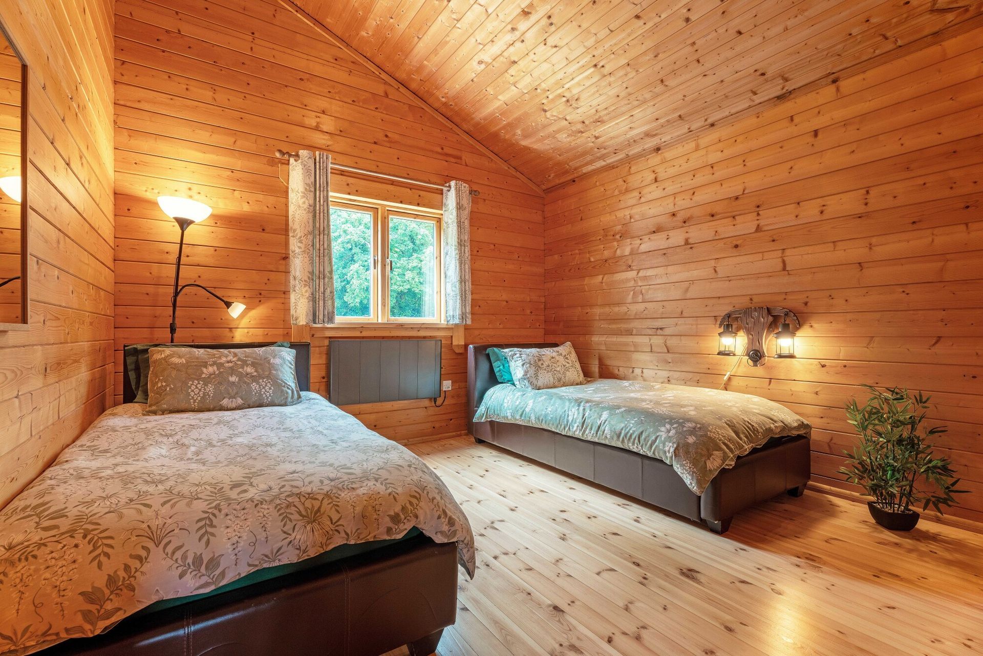 Twin bedroom at Lodge 5 Heron in the Cotswold Lakes