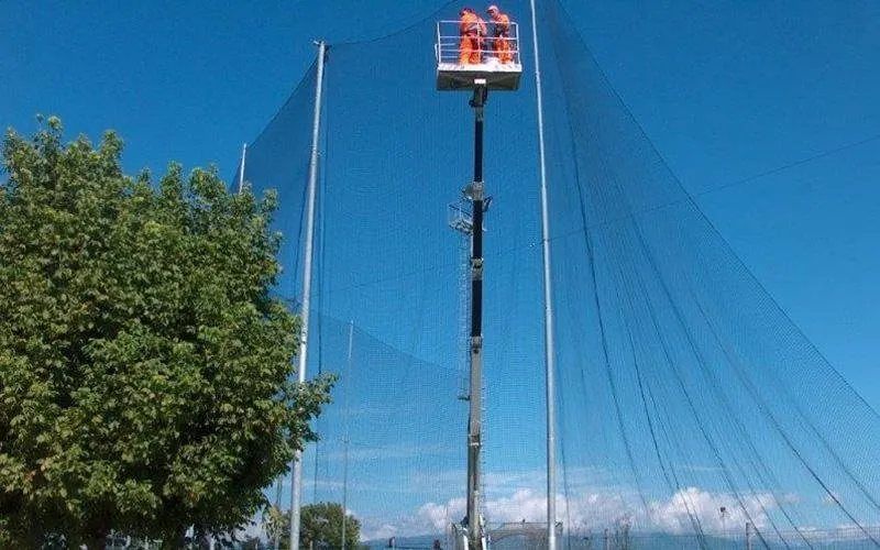 Installazione rete per campo sportivo