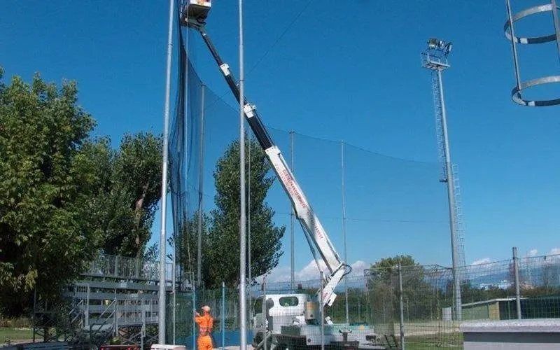 Installazione rete per campo sportivo