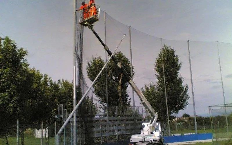Installazione rete per campo sportivo