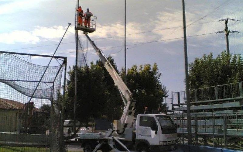 Installazione rete per campo sportivo