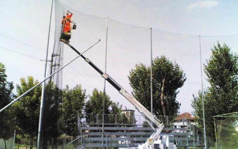 Installazione rete per campo sportivo