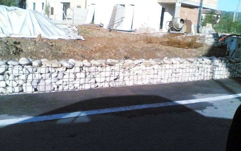 Recinzione con sassi