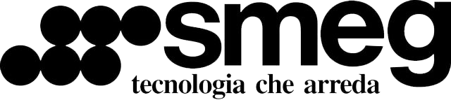 Logo di Smeg con cerchi neri e lo slogan “tecnologia che arreda” sotto di essi