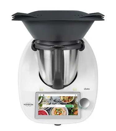Robot da cucina bianco da banco con coperchio nero e ciotola in acciaio inox su base espositiva.