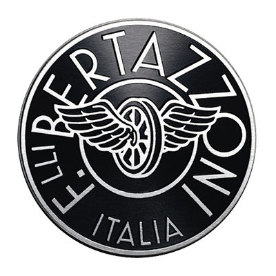 Logo circolare nero di Bertazzoni Italia con emblema della ruota alata e scritta bianca.
